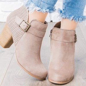 SODA size 9 tan heeled booties